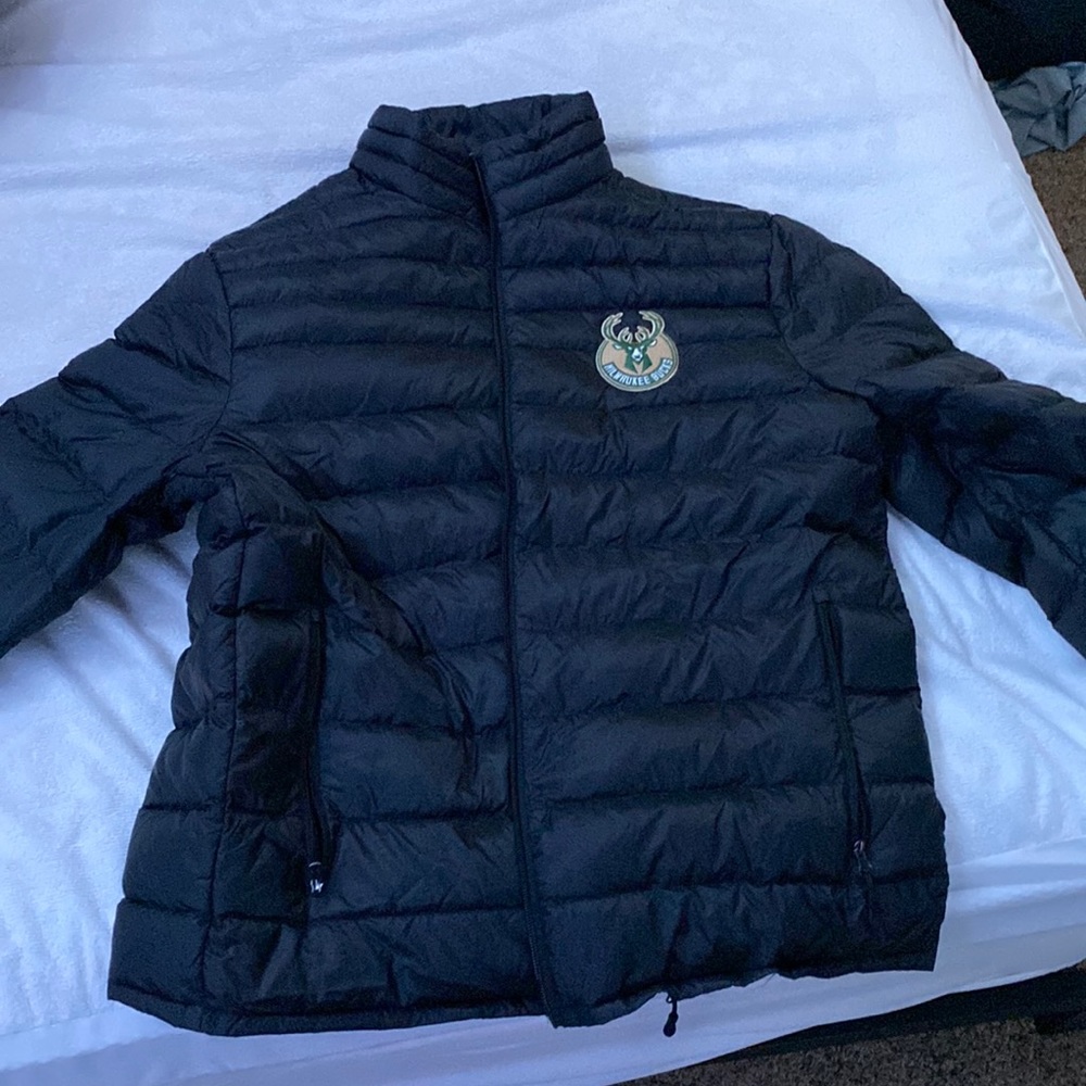 Milwaukee Bucks large puffer jacket. brand is heatkeep.